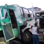 Accidente entre un tractocamión y un bus escolar