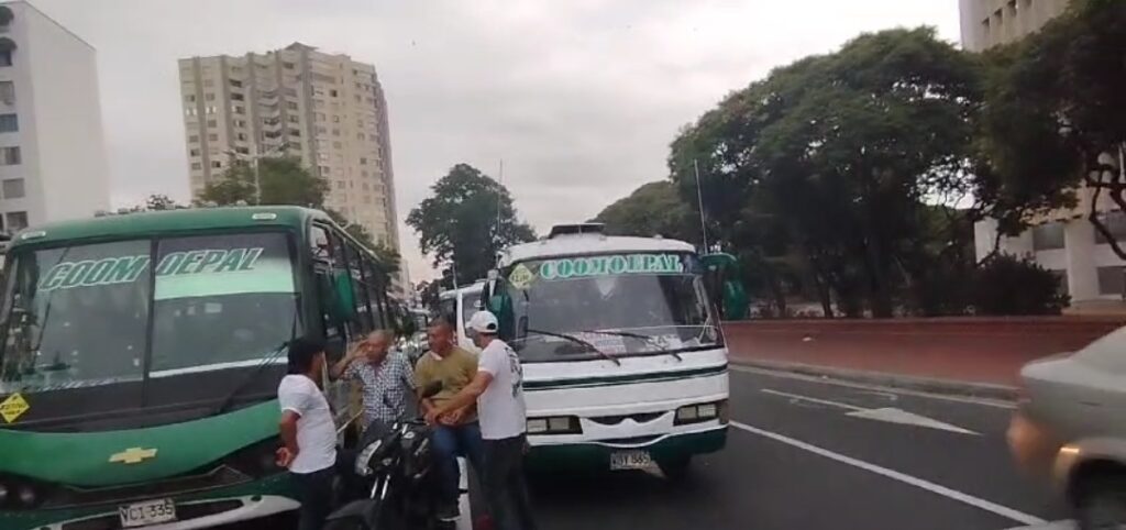 46 buses de la antigua Coomoepal protestan frente al CAM