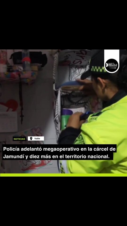En las últimas horas, la Policía Nacional llevó a cabo un megaoperativo contra la extorsión en once cárceles del pais, iniciando con el centro penitenciariode Jamundí. Según las autoridades, 600 policías hicieron parte de las acciones operativas. 

Otras cárceles donde se llevaron a cabo las inspecciones son la de Combita en Boyacá, la Picota y el Pedregal en Medellín al igual que en Bogotá en La Modelo y el Buen Pastor. También las autoridades indicaron que los operativos se adelantaron en la cárcel de la Tramacua en Valledupar, entre otros. 

En los centros carcelarios, fueron encontrados 172 cuadernos con listados de números, personas víctimas de extorsión, al igual que 322 celulares, 504 simcard, 25 módem de internet; también encontraron más de seis mil dosis de alucinógenos y más de 400 armäs b|ancas. 

La Policía Nacional igualmente informó que fueron capturadas ocho personas, entre ellas, cinco pertenecen al Inpec. RadioReloj